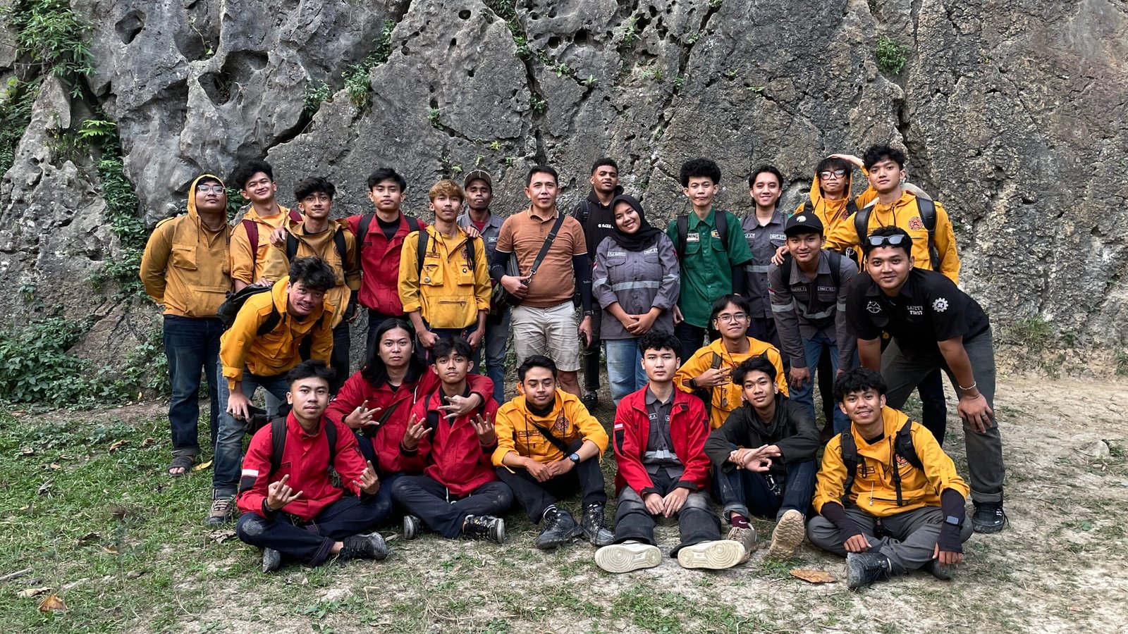 STTMI Laksanakan Kuliah Lapangan Geologi Struktur ke Kawasan Karst Citatah img 7227