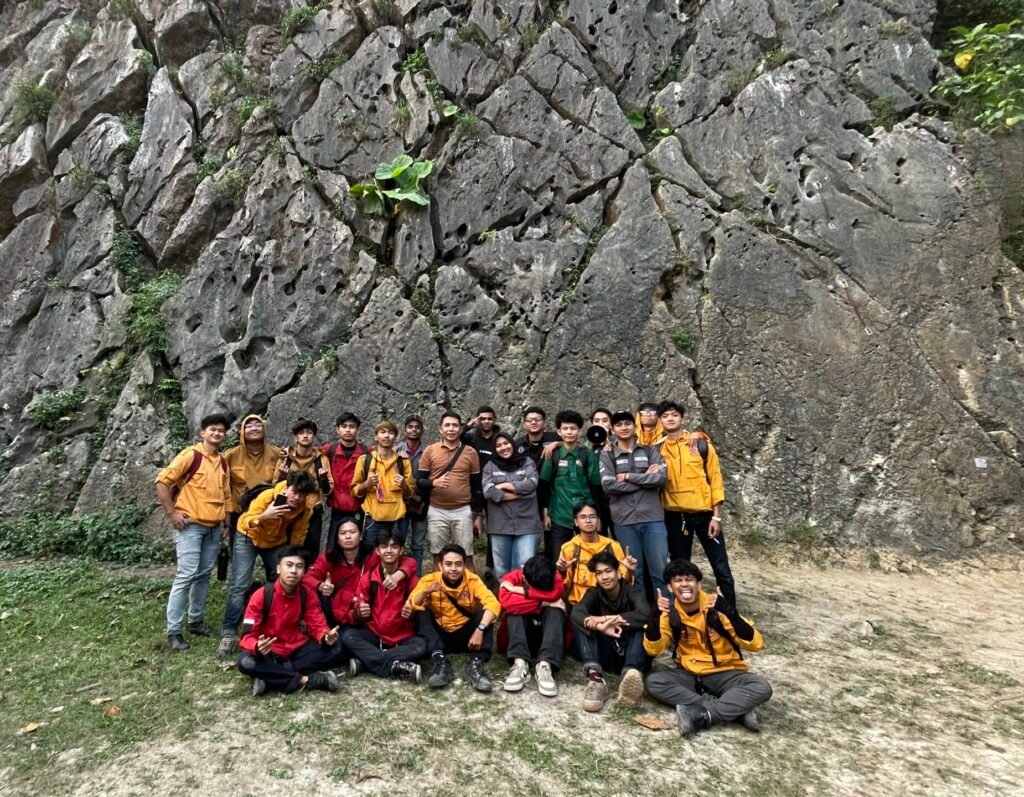 STTMI Laksanakan Kuliah Lapangan Geologi Struktur ke Kawasan Karst Citatah img 7230