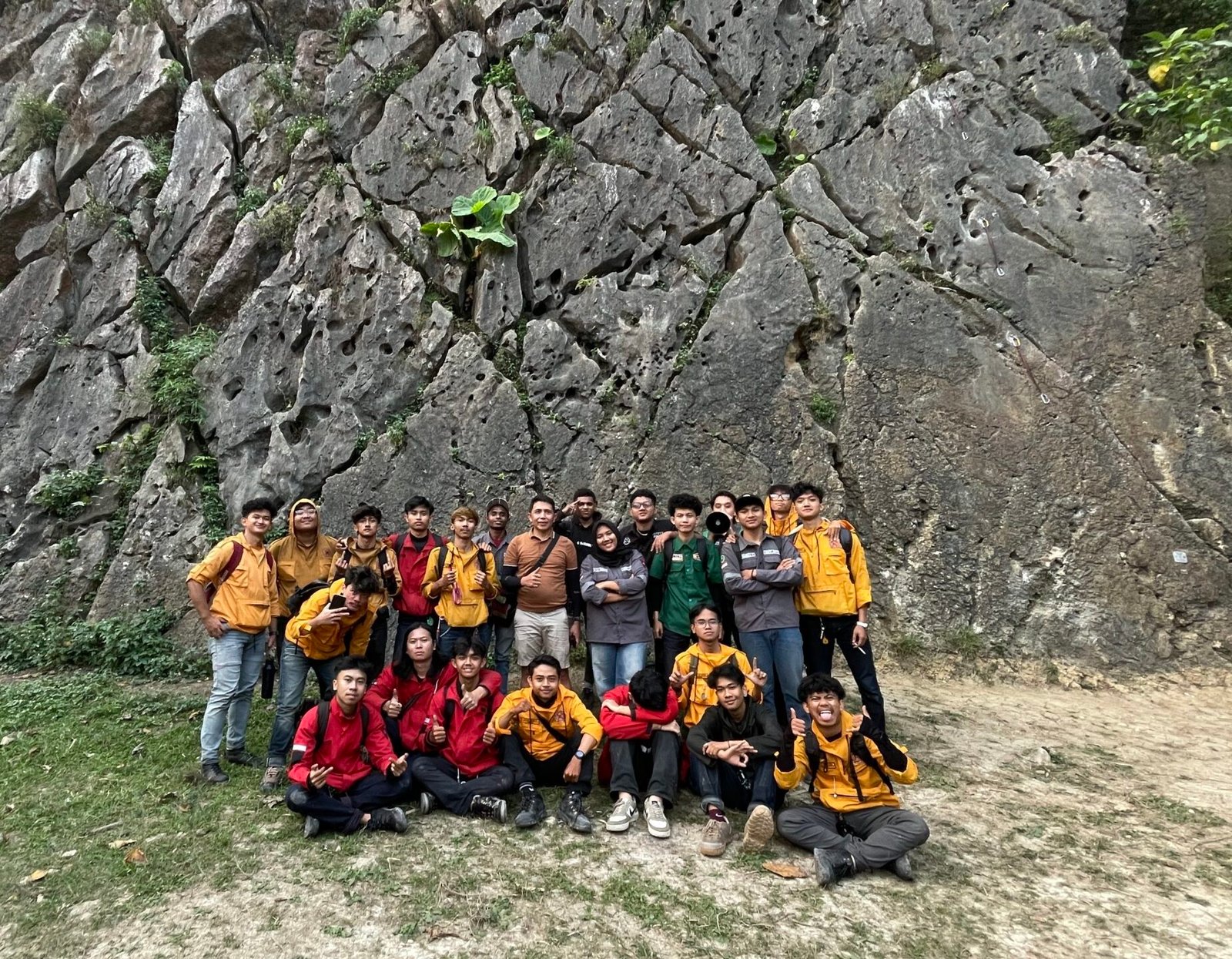 STTMI Laksanakan Kuliah Lapangan Geologi Struktur ke Kawasan Karst Citatah